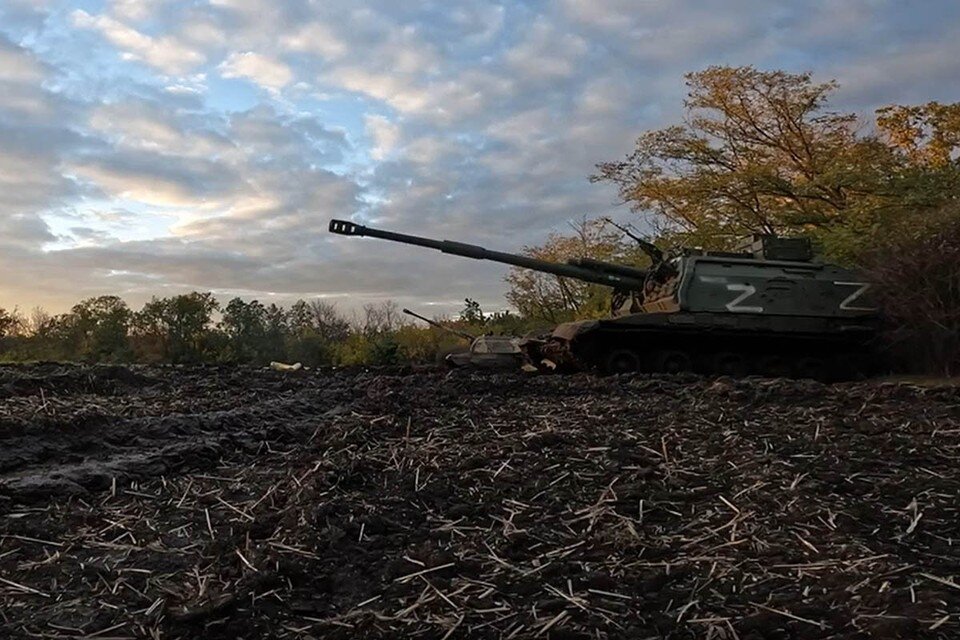     Попутно сжигаются склады с боеприпасами и средства противовоздушной обороны противника.