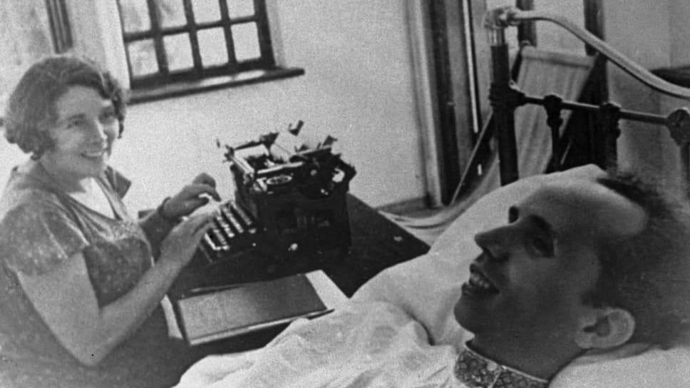 Фото: РИА Новости📷Николай Островский и его секретарь Александра Лазарева, 1935