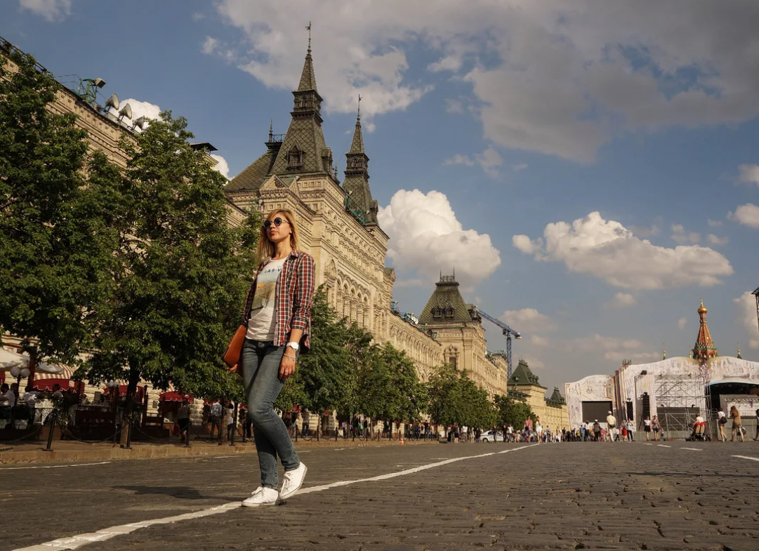 Шагаю по москве. Я иду гуляю по Москве фильм. А Я иду шагаю по Москве. Я иду по Москве