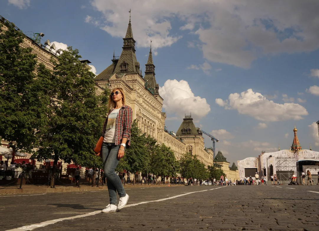 Актер шагающий по москве. Я иду гуляю по Москве фильм. А Я иду шагаю по Москве. Я иду по Москве. Шагаю по Москве.