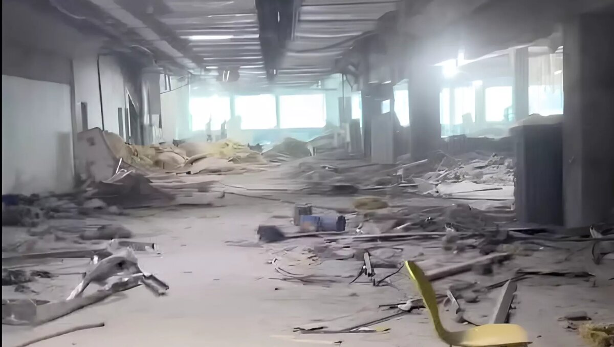     В красноярском торговом центре «Комсомолл» появится крытый спортивный центр для летних видов спорта. Его строят на месте бывшего кинотеатра. Там разместят центр для серфинга, волейбольные корты и танцплощадки.