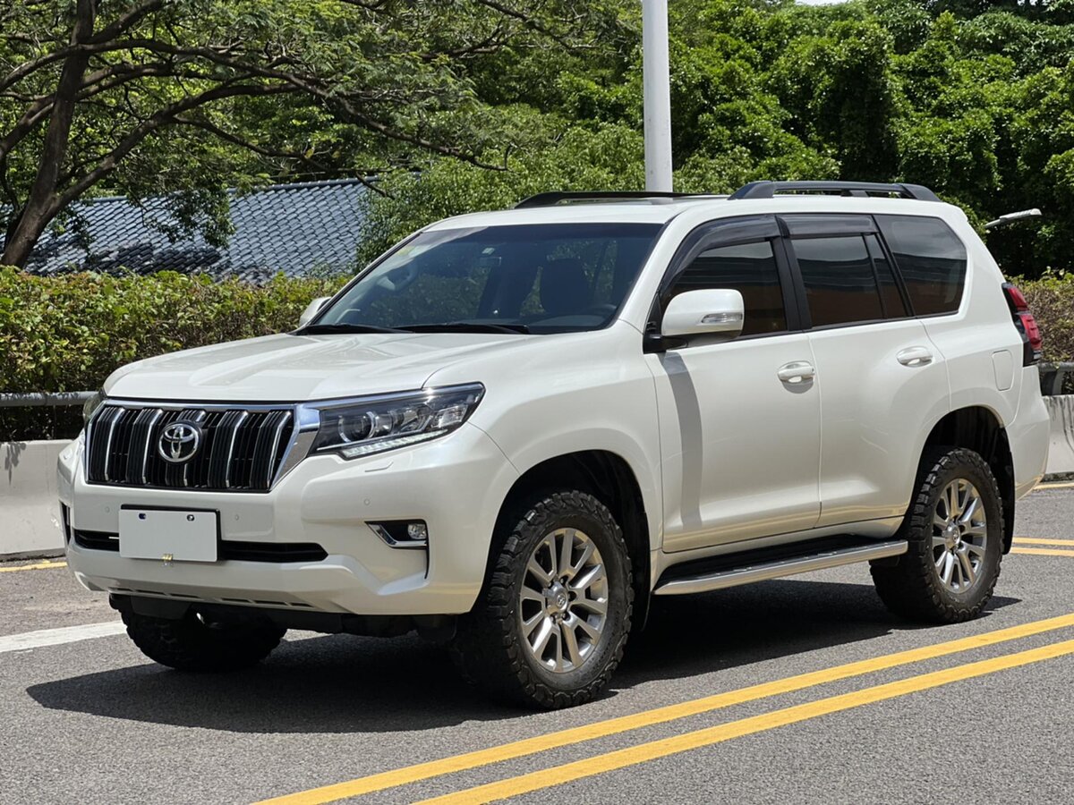 Ленд ровер дискавери 4 черный. Mitsubishi outlander. 1700000 машина. 1700000 машина. Ленд ровер дискавери 2011.