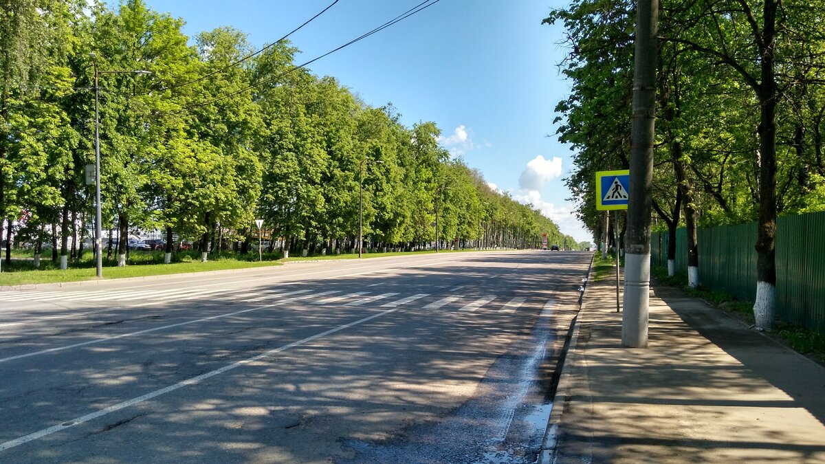 Остановка "Профкурсы" рядом с гостиницей, вид в сторону Боголюбово