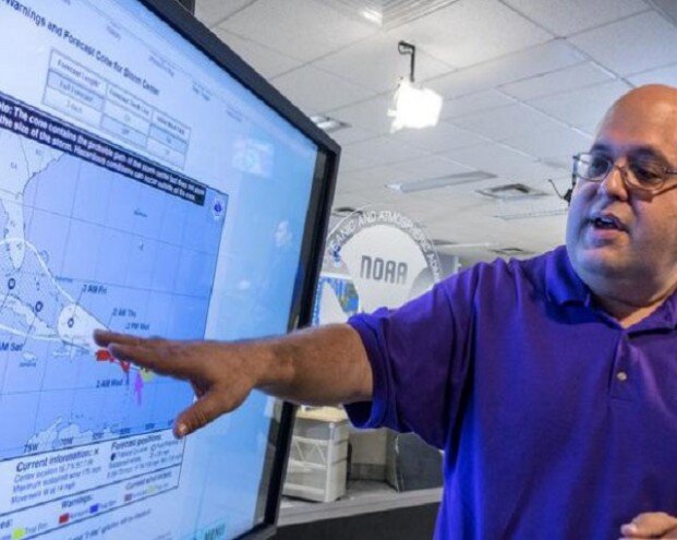    В Карибском регионе бушует мощнейший ураган «Ирма». Шторм уже прошёлся  по государству Антигуа и Барбуда. Подавляющее большинство зданий на  одном из островов страны в буквальном смысле сдуло ветром. Миллионы  жителей Пуэрто-Рико оказались без света. В пятницу ураган должен  достигнуть побережья Флориды. В Соединенных Штатах уже заявили, что  всему виной Россия, использующая своё климатическое оружие. Эти слова  прокомментировал военный эксперт Алексей Леонков. 