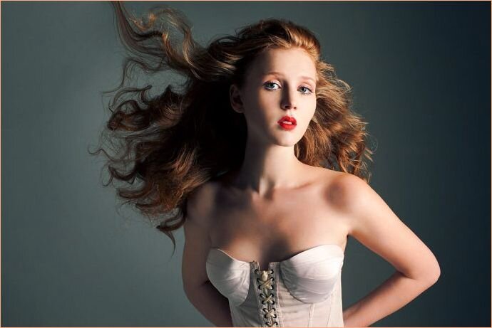 Изольда Дюшаук / Isolda Dychauk (настоящая фамилия — Дьячук) — немецкая актриса русского происхождения. Родилась 4 февраля 1993 года в Сургуте. Экзотическим именем ее одарила бабушка, большая поклонница легенды о Тристане и Изольде. В 2002 году Изольда переехала с матерью в Берлин. Известные роли — Лукреция Борджиа во франко-немецко-чешском сериале «Борджиа» (2011-2014), Маргарита (уменьшительное имя — Гретхен) в фильме Александра Сокурова «Фауст» (2011).