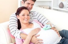 Чтобы подготовить супругов к предстоящим совместным родам в последнее время по всей стране открываются многочисленные школы молодых родителей. На таких занятиях преподаватели рассказывают о различных аспектах: о том, из каких этапов состоят роды, как необходимо дышать в том или ином периоде, как можно облегчить боль и как сделать так, чтобы присутствие мужа действительно принесло пользу, а не стало дополнительным обременением и без того волнующейся роженицы.