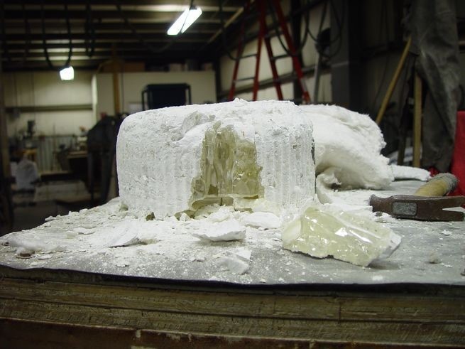 Открытие тигля кубического циркония (Источник фото: Wikimedia Commons)
