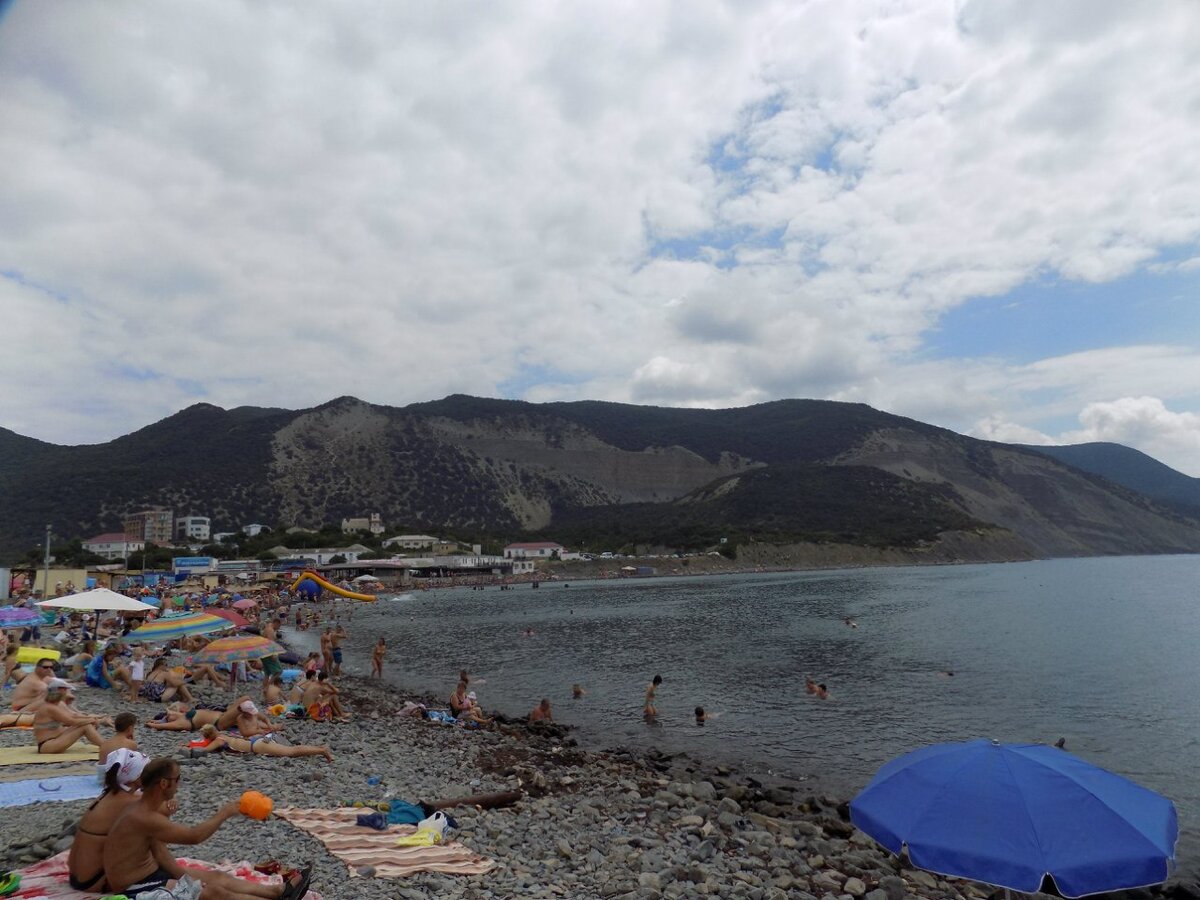 Анапа город пляжей. Ну это понятно, как без них. Что удобно, там есть и песчанные пляжи и галечные. Если с детьми, то хорошо песчанные, это в Джемете и Витязево. Нужны галечные это сама Анапа, Большой Утриш. Кому что нравится.