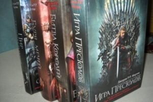 На данный момент в мире около 140 миллиардов книг. Ежегодно нас радуют качественными новинками, а прочитать каждую даже несколько жизней человека не хватит. Поэтому наша редакция отобрала топ 10 лучших книг 2017-2018 года по рейтингу читателей. Безусловно, здесь мы затронем и бестселлеры, которые знатно нашумели в 2016 году. Каждый год выходят достойные рукописные книги, которые быстро становятся невероятно популярными. К сожалению не все рукописи нравятся всем за считанные дни. Затронем только те издания, которые реально стоит прочитать.