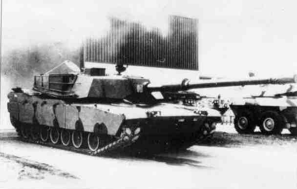 Рис. 1. Снимок легкой системы 120-мм танкового основного вооружения ХМ-291, установленной на танке / "Абрамс" (1987г.). У нее длиннее ствол и больше камора, чем у стандартной 120-мм гладкоствольной пушки М-256. Технология, полученная во время разработок научно-исследовательского центра по вооружению "легких" 120-мм пушек и пушек других калибров, была включена в создание 140-мм перспективной системы танковой пушки армии США, ко­торая должна быть принята на вооружение в 1997 г. наряду с подобными пушками, разрабатываемыми в Великобритании и Западной Германии (NPzK) 