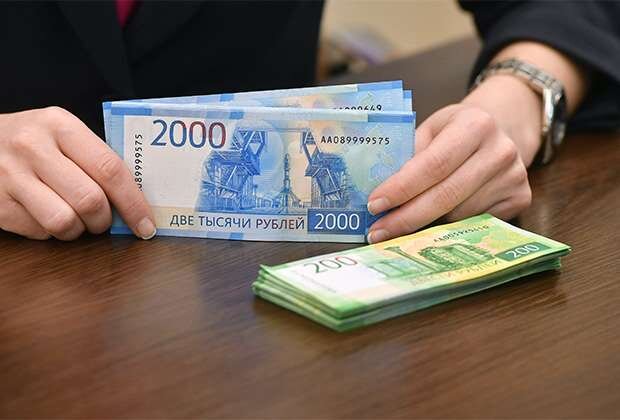 Роспотребнадзор напомнил продавцам о штрафах за отказ принимать у покупателей новые купюры в 200 и 2 000 рублей. Об этом сообщается в на сайте ведомства. «Любой отказ продавца (исполнителя) в приеме новых обладающих всеми установленными признаками платежеспособности банкнот Банка России номиналом 200 и/или 2 000 рублей в счет оплаты тех или иных товаров (услуг) должен рассматриваться как противоправное действие», — говорится в сообщении.
Как пояснили в Роспотребнадзоре, новые купюры являются законным платежным средством и обязательны к приему на всей территории России. За отказ принимать их, согласно части 2 и части 4 статьи 14.8 КоАП, грозит штраф в размере до 50 тысяч рублей. В ведомстве сообщили, что с 18 по 25 января открывают «горячую линию», специалисты которой будут консультировать граждан по обращению новых купюр, приему ветхих, отказу в оплате мелкими монетами и банковской картой.
Банк России 12 октября ввел в обращение новые купюры номиналом 200 и 2 000 рублей — на первых изображен памятник затопленным кораблям в Крыму и вид на Херсонес Таврический, на вторых — мост на остров Русский и космодром Восточный на Дальнем Востоке. Изображения были выбраны по итогам всероссийского конкурса.
Однако после выпуска новых купюр появилась информация, что в разных регионах продавцы, не знакомые с внешним видом выпущенных банкнот, отказываются их принимать. После этого регулятор выпустилвидеоролик, чтобы популяризировать новые купюры. В его съемках приняла участие глава Банка России Эльвира Набиуллина.