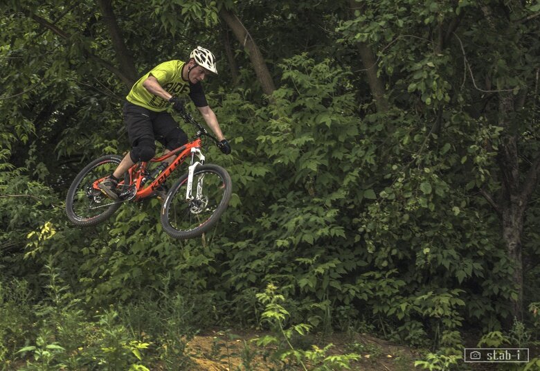  

Kellys — словацкая компания, занимающаяся производством велосипедов, велосипедных аксессуаров, формы, защиты, шлемов и т.д. На европейском рынке она имеет сборочные производства в Словакии, кстати, это бывшие фабрики фирмы Škoda (нашел в Вики). Компания предлагает большинство типов велосипедов: детские, обычные горные велосипеды, шоссеры, круизеры, туристические, эндурики и в последний год появилась и ДХ линейка.
 