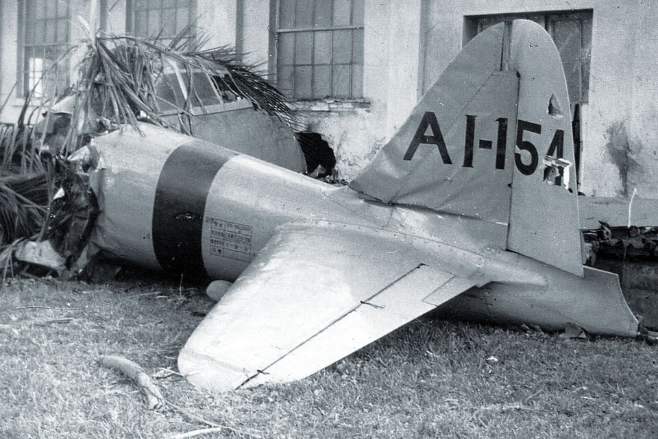 Истребитель «Мицубиси» A6M2 «Зеро»  c авианосца «Акаги», разбившийся во время штурмовки американского аэродрома в ходе рейда на Пёрл-Харбор. Декабрь 1941 г. 