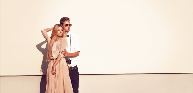 Следствие из первого заблуждения — уверенность, что мужчина зовёт её на встречу, имея серьёзные намерения. Поэтому она вывешивает на грудь табличку «Интим не предлагать», несмотря на то, что уже дважды рассказала об этом на сайте знакомств и трижды написала в письме. В 80 процентах случаев такая женщина на свидании узнаёт, что мужчина, на самом деле, просто хочет с ней переспать, убеждается, что ему всё равно, с кем спать, и посылает своего нового знакомого куда подальше.Второй стереотип, а вернее, детская наивность многих женщин — мужчина должен быть честен с первых же секунд Интернет-переписки. У этого заблуждения есть антипод — абсолютно честных мужчин не существует в природе! И все обманывают в корыстных целях. Как ни странно, наивных и недоверчивых дам примерно поровну. Первые попадают на женатиков и потом теряются в любовном треугольнике, вторые же доводят процент неудачных первых свиданий до 99. Ну или находят такого ловкача, который обманет новым, неизвестным женской науке способом. Это общие тенденции. Все остальные заблуждения — уже личного характера, связанные с особенностями девичьей фантазии. Кто-то грезит простым советским рабочим в масляном фартуке, а на встречу приходит модный франт в шляпе и с розочкой в петлице. Кто-то ждёт богатого дипломата на «бэхе», а приезжает небритый хипстер на троллейбусе.