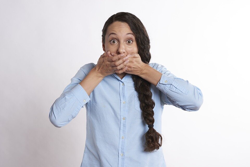 Запах изо рта: причины и лечение неприятного запаха — ROOTT