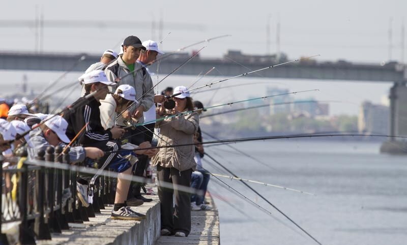 Запрет на воблу в 2024 году астрахани. Рыбаки на набережной Астрахани. Рыбалка Астрахань набережная. Астрахань рыбалка набережной города. Волгоградская набережная рыбаки.