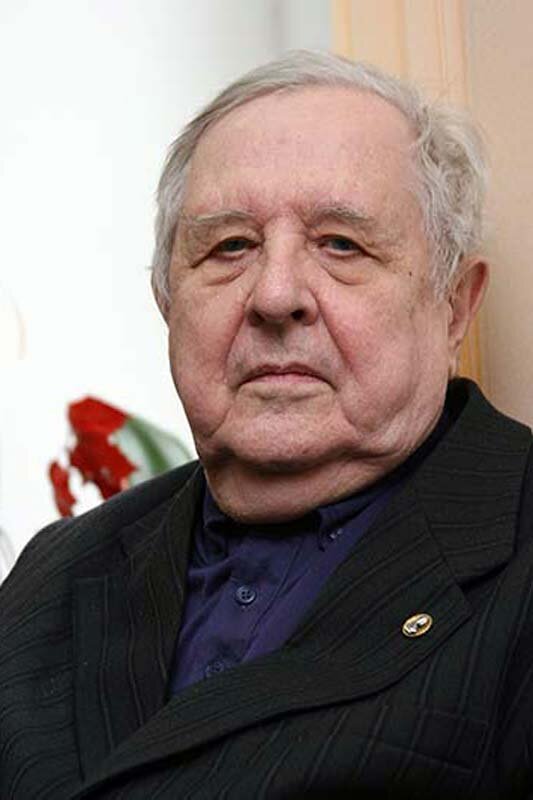 Недавно академику Юрию Толстому исполнилось 90 лет. Главное дело его жизни — преподавательская и научная работа в Ленинградском (Санкт-Петербургском) университете, где его воспитанниками были многие известные сегодня правоведы, ученые и практики, а также видные государственные и политические деятели современной России. К юбилею академик Юрий Толстой был награжден орденом «За заслуги перед Отечеством I степени». Указ подписал Президент РФ Владимир Путин, воспитанник юридического факультета Ленинградского госуниверситета, где преподавал Юрий Толстой. А высокую награду академику вручил еще один его бывший студент — премьер министр Дмитрий Медведев.