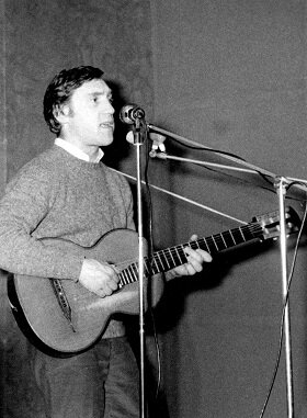 В Киеве в апреле 1972 года Высоцкий оказался проездом из Молдавии и остановились в уже хорошо известной ему гостинице "Украина". Дал в городе несколько концертов.