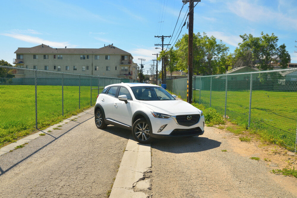   В  США базовый CX-3 в комплектации Sport стоит $19 960 без НДС (самый  большой НДС в Калифорнии – 10%),  а топовая Mazda  к комплектации Grand  Touring обойдётся в $24 990. А с полным приводом и всеми системами  активной безопасности CX-3 стоит уже $28 650. Дорого!  