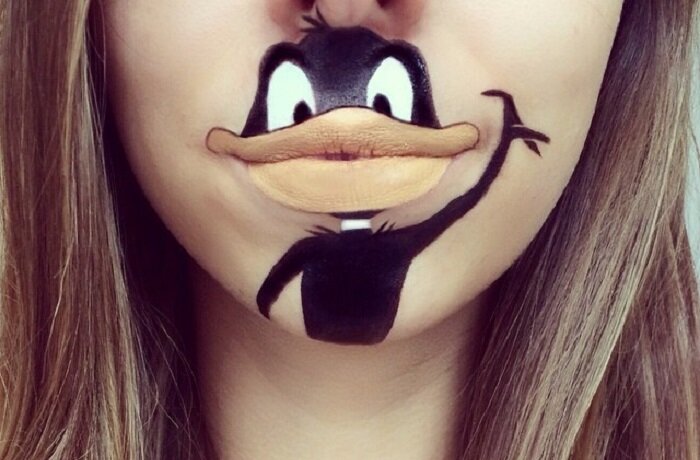  Визажист Лора Дженкинсон взорвала Интерне своими работами. Она использует театральный грим и помаду, чтобы рисовать на собственных губах портреты известных мультяшных персонажей. «Я просто подхожу к зеркалу и рисую на собственном лице», рассказывает девушка. Достаточно ей произнести слово, как забавные герои оживают. 