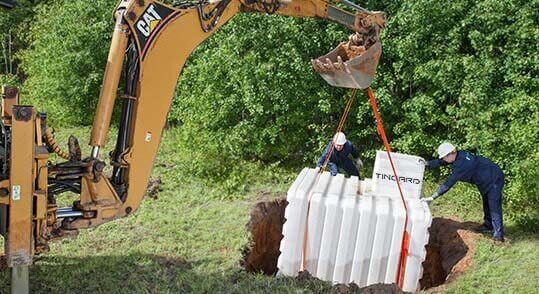  Пластиковый погреб для дачи представляет собой простейшее сооружение, в котором можно свободно размещать и хранить продукты питания, домашние заготовки, консервы и какие-либо другие запасы.-2