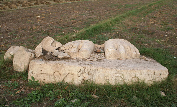 Часть статуи Рамсеса II на месте Пер-Рамсеса