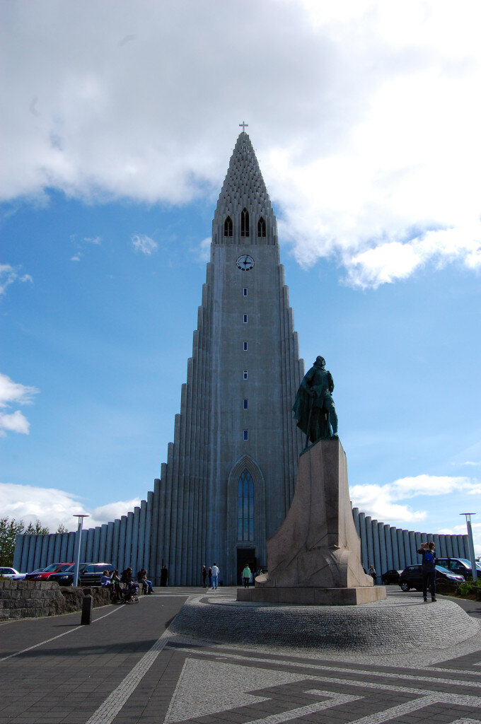 Поскольку планы наши немного изменились из-за потерянного багажа, мы решили посвятить Рейкьявику немного больше времени, чем планировали вначале. Это столица Исландии, здесь проживает большая часть населения. В целом это маленький и очень уютный скандинавский городок. Из высоких зданий  только церковь Хатльгримскиркья (Hallgrimskirkja).
