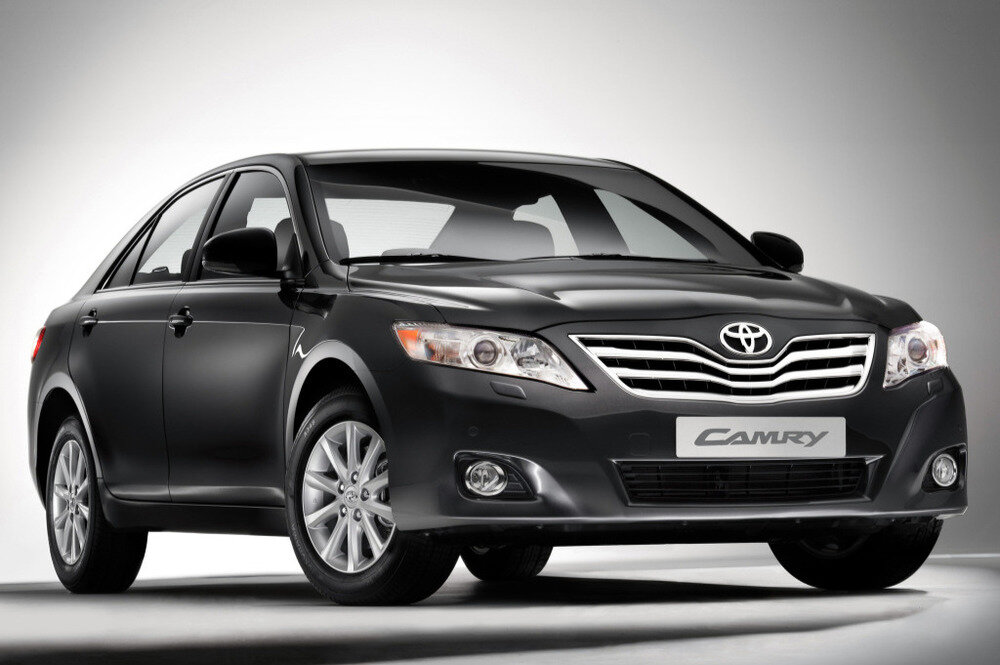     Toyota Camry XV40,    Диапазон цен  --  700 000 – 780 000 руб.   Год выпуска  --  2007 – 2011,  Пробег  --  85 000 – 150 000 км ,  Оптимальная версия  -- 2.4 AT,   Плюсы  -- Надёжность, плавность хода, шумоизоляция, ликвидность, объём багажника,   Минусы --  Управляемость, низкое качество материалов отделки, высокая цена, большие пробеги, ненадёжность АКП с двигателем V6    