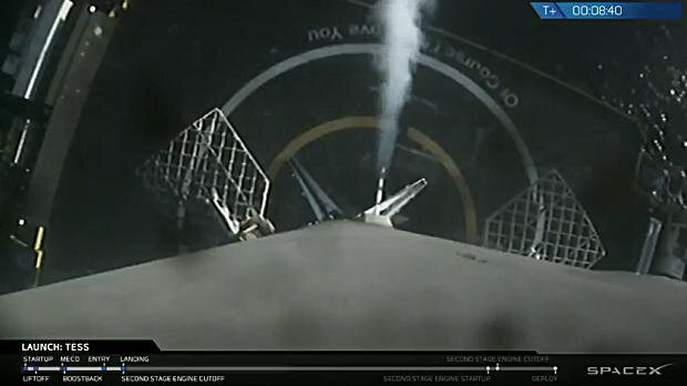 Фото с камеры на ракете Falcon 9, смотрящей вниз на дроншип после приземления, 18 апреля 2018