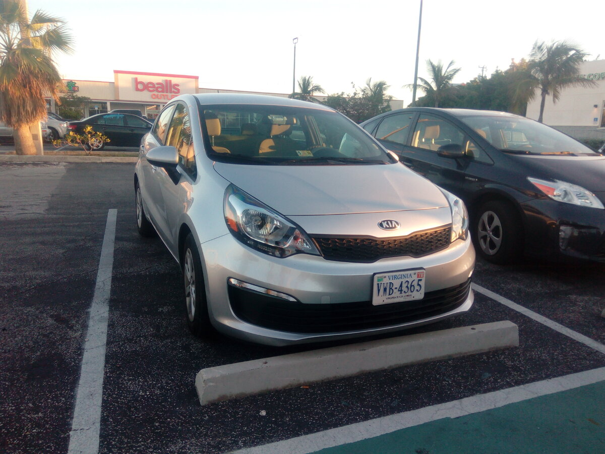 Серебристый Киа Рио без проблем катал нас на протяжении суток. Хорошая машинка