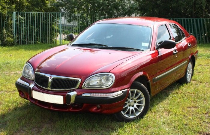 
ГАЗ-3111 – седан бизнес-класса российского производства.
Конец 20-го века запомнился для российского производителя как тяжелый период. Нелегкое время переживало и отечественное машиностроение. Однако несмотря на все трудности работники Горьковского автозавода смогли изобрести несколько моделей, которые по ряду причин так и не вышли в производство. Несмотря на то, что качество новых автомобилей было в несколько раз лучше.
