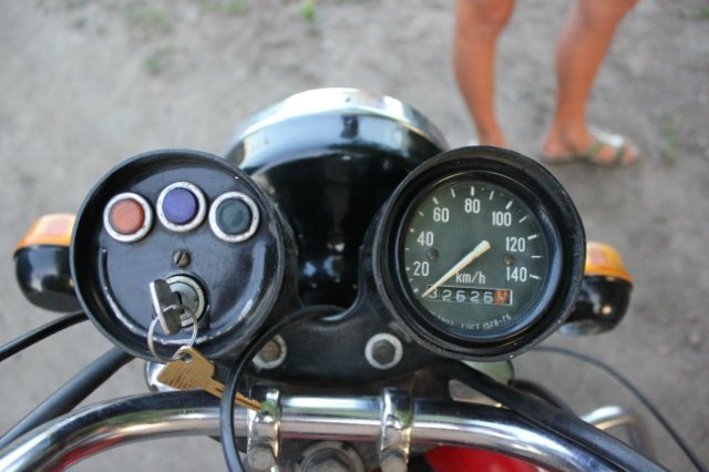 Контрольные приборы мотоцикла Минск. Слева направо - контрольная лампа поворотников, дальний свет, контрольная лампа нейтрали.