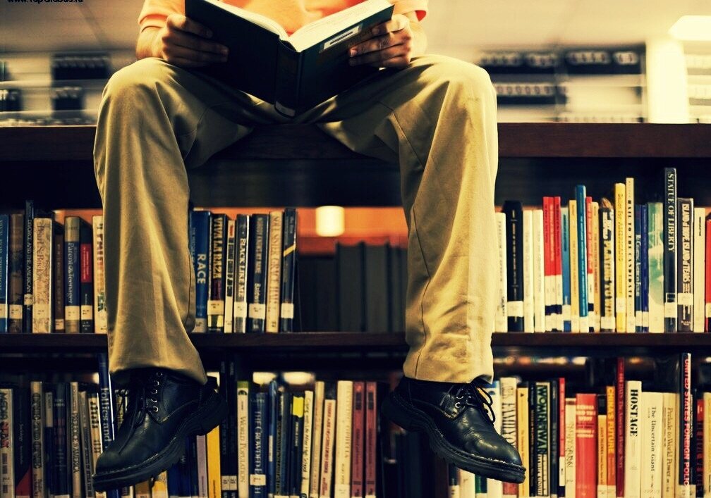 Чтение в современном обществе. Чтение книг. Читает книгу. Мотиватор чтения. Книга человек.