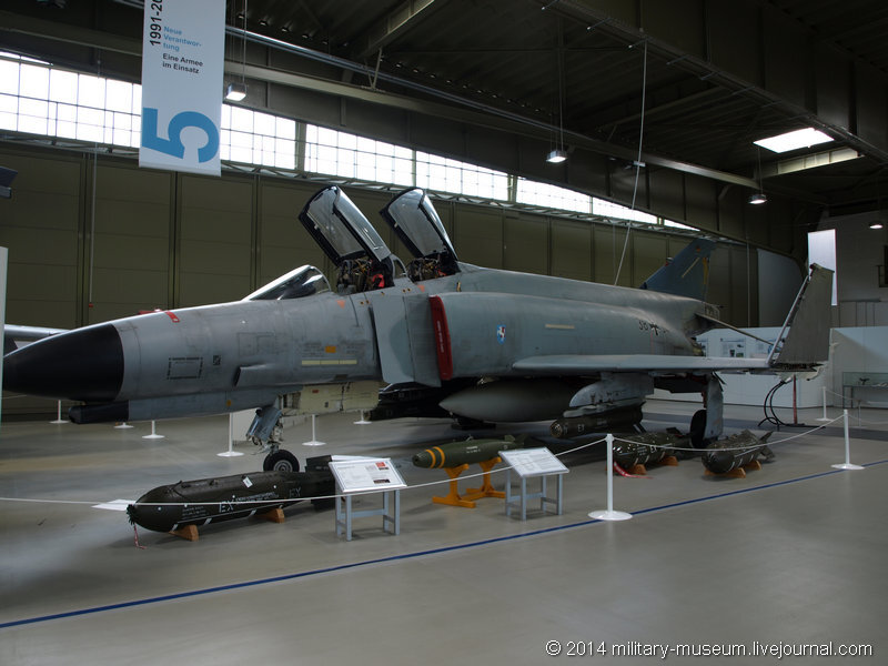 2. Знаменитый "Фантом" (McDonnell Douglas F-4 Phantom II)