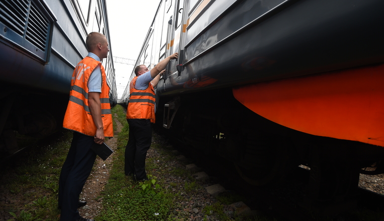Осмотр вагонов. Локомотивная бригада в депо. Приемка электропоезда. Приемка электровоза локомотивной бригадой. Приемка железнодорожных вагонов