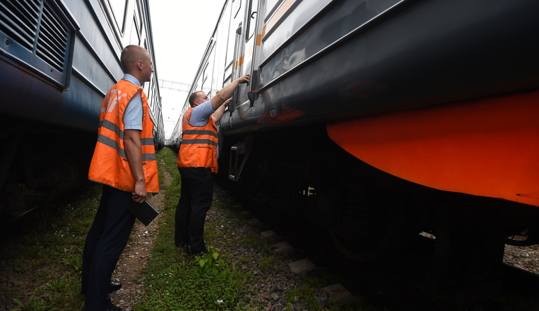 Осмотр вагонов. Локомотивная бригада в депо. Приемка электропоезда. Приемка электровоза локомотивной бригадой. Приемка железнодорожных вагонов.