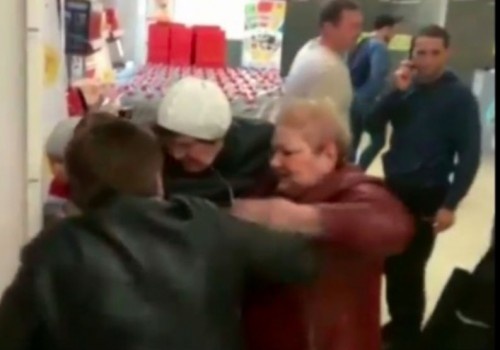 Данный товар никогда не застаивался на полке, люди разбирают такие подарки в считанные секунды. При этом успевают обзванивать своих знакомых, дабы они пришли за подарком, в общем от клиентов в такие дни нет отбоя.