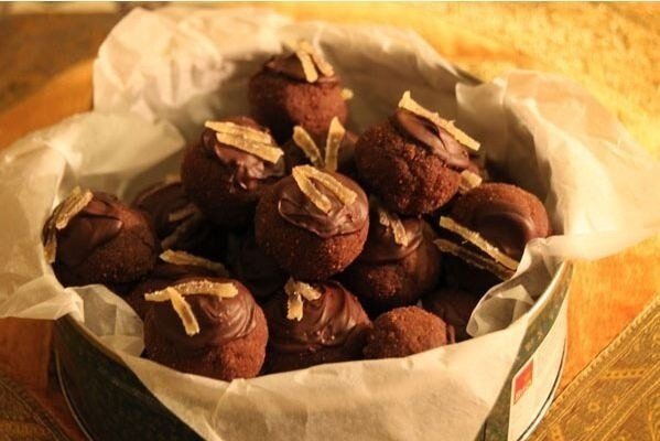 Ингредиенты: 
Сухари ванильные — 500 г
Сгущенка — 400 мл
Какао — 50 г
Сливочное масло — 200 г
Шоколад темный (70–80%) — 100 г
Коньяк — 30 мл
Цитрусовые цукаты — 20 г

Приготовление:

Ванильные сухари измельчим их через мясорубку или блендер. Нужно, чтобы получилась лишь крошка.
2. Берем мисочку, выливаем туда баночку сгущенного молока, добавляем две столовые ложки какао и тщательно вымешиваем все. Никаких комочков быть не должно. Добавляем два кусочка сливочного масла и ставим на легкий огонь, пока масло не растопится.
3. Далее берем плитку шоколада и пытаемся его растопить. Как это сделать? Берем кастрюльку, вливаем туда теплую воду и в саму кастрюлю ставим посудину, в которой будет наш шоколад, ставим на легкий огонь и ждем, пока шоколад растает.
4. Половину нашего растопленного шоколада вливаем в заготовку, которую мы сделали до этого. Вливаем еще немного коньяка и хорошенько вымешиваем.
5. Теперь смешиваем наш крем с сухарной крошкой. Должна получиться консистенция, из которой можно лепить картошку.
6. Для того чтобы получились красивые кружочки, тесто лучше раскатать в колбаски, нарезать на ровные кусочки и только потом катать из них пирожные. Так и сделаем.
Если есть желание, то добавьте начинку. Это может быть лесной орех или цукаты. Это же по вашему желанию и вкусу.
У нас еще осталась половина растопленного шоколада, намажьте им верх пирожных и дождитесь, пока он застынет.
Вот и все, пирожное "Картошка" готово. Вы будете в восторге.
Приятного аппетита!