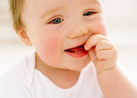 У ребёнка на десне шишка над молочным зубом: что делать?