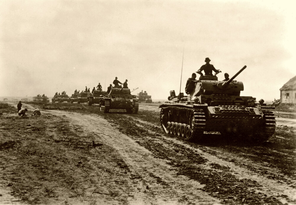 Колонна немецких танков PzKpfw III на подходе к линии фронта во время операции «Цитадель». На дальнем плане, за колонной «троек» виден, стоящий кормой к фотографу танк Pz.Kpfw. VI «Тигр». Июль 1943 г.