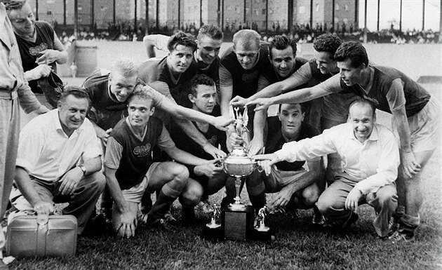 Футболисты "Дуклы" с Кубком США. Foto: Archiv FK Dukla Praha