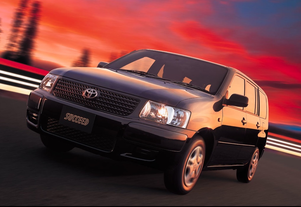 Toyota Succeed спереди - солидно