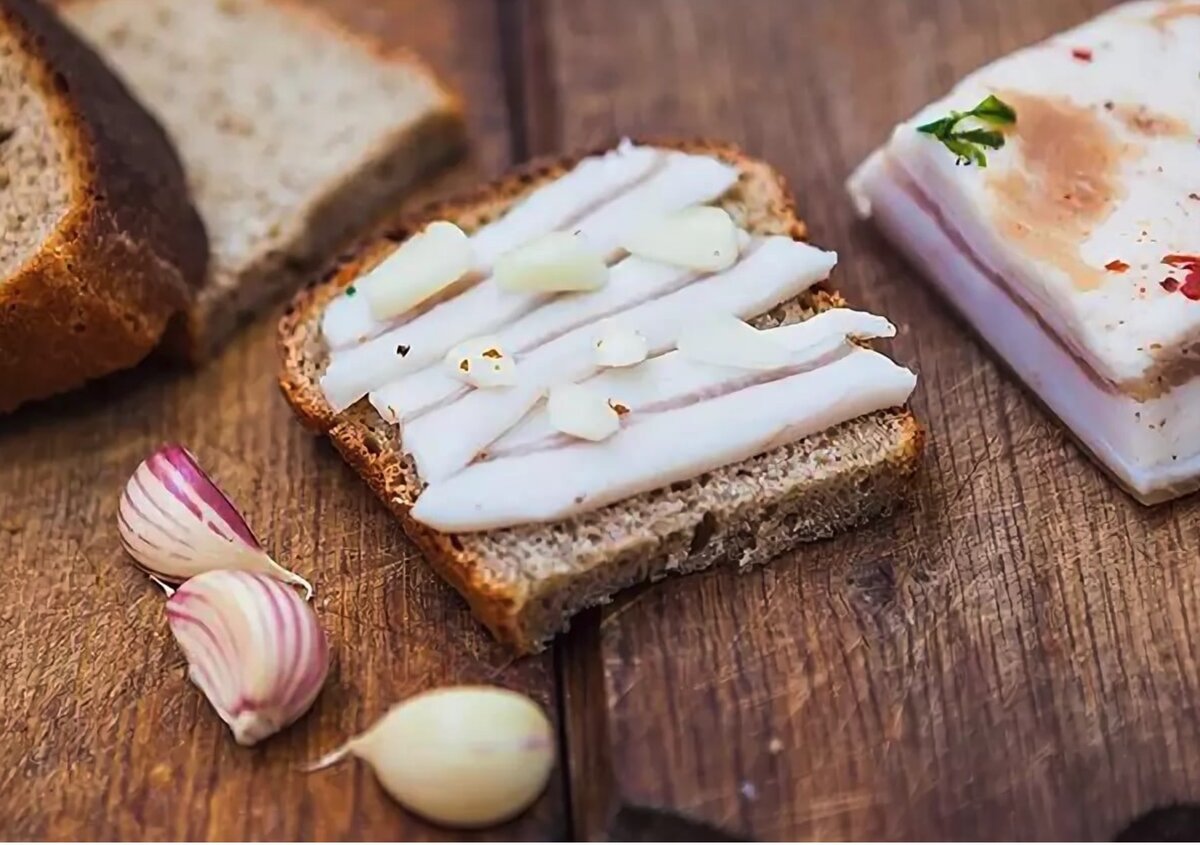 Бутерброды с черным хлебом и чесноком. Бутерброды с салом. Бутерброд с салом и черным хлебом. Сало с хлебом. Сало с черным хлебом.