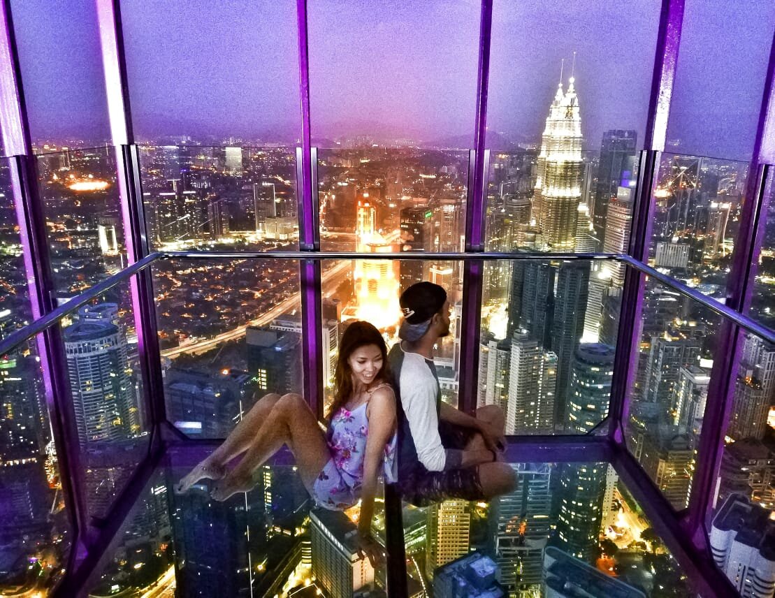 Евгения со своим молодым человеком в столице Малайзии Куала-Лумпур