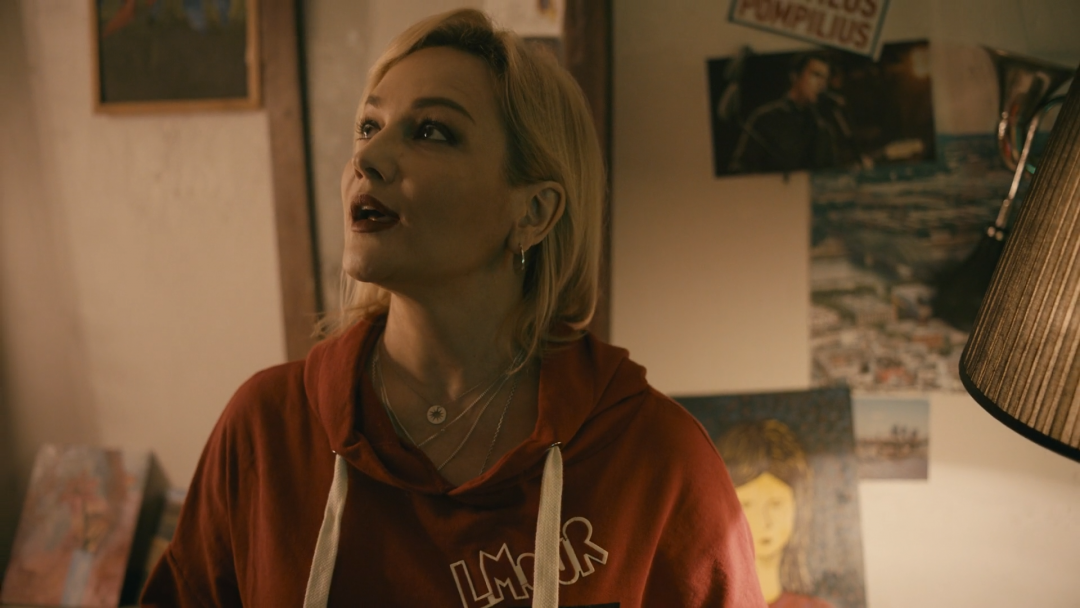 Стоп-кадр из клипа Монеточки на песню «Девяностые» с сайта https://www.youtube.com/