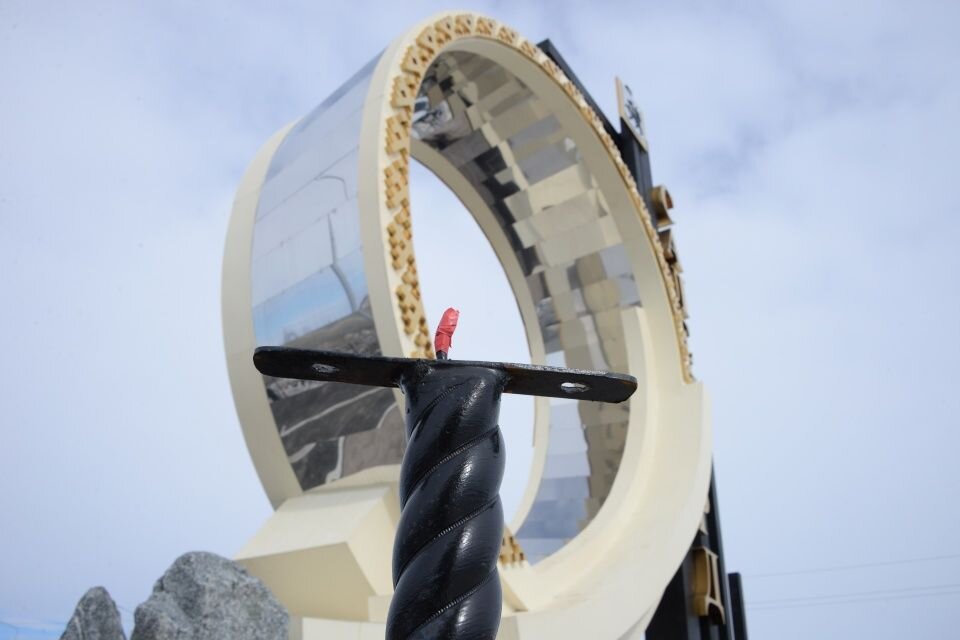  Подсветки въездную стелу лишили в мае 2018-го. 