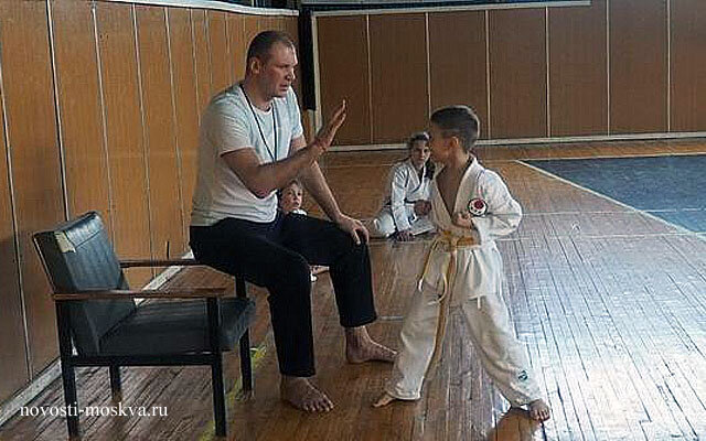 Валерий Викторович с самыми маленькими каратистами столицы