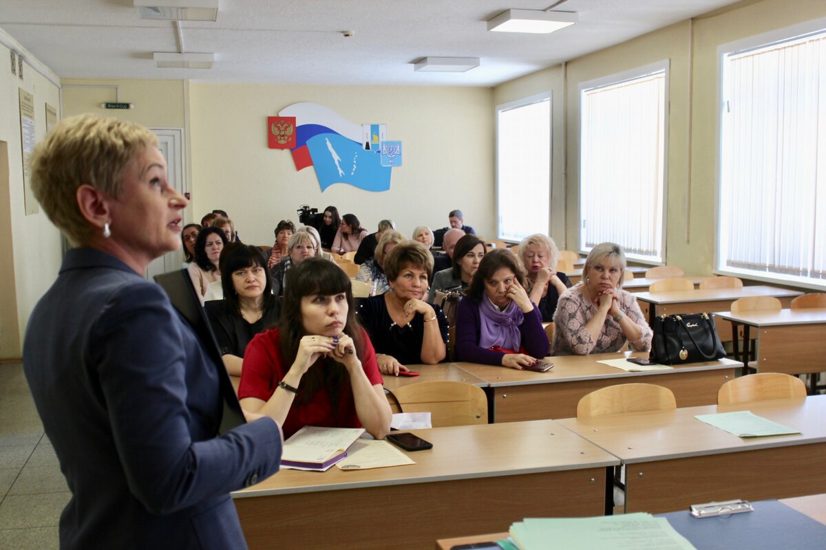 Город образование южно сахалинск. Преподаватель Южно-Сахалинск САХГУ. ЮСГПИ Южно-Сахалинск. Южно-Сахалинский университет преподаватели. Директор школы 30 Южно Сахалинск.