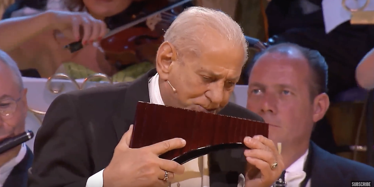 Всемирно известный пан-флейтист Георге Замфира