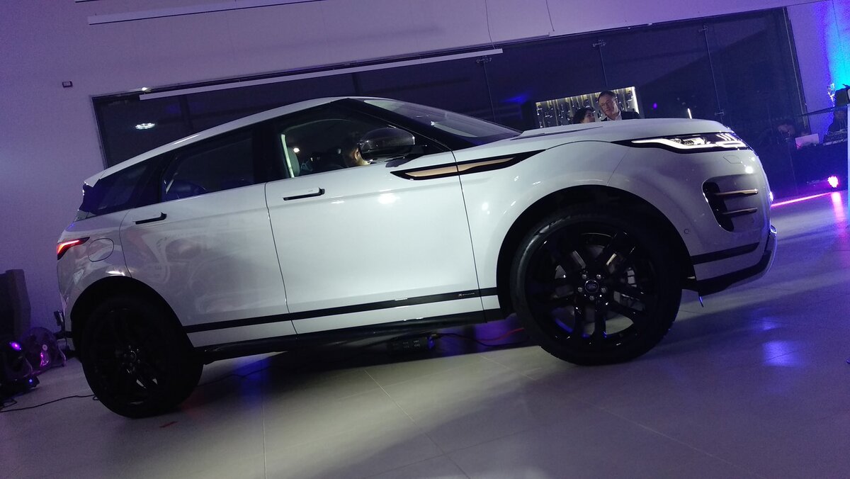 У  нового Range Rover Evoque 2019 дверные ручки утапливаются как у Велара. Я делал большой зимний тест с Веларом, и ручки мне не понравились - не люблю зимние экспромты, когда нужно ехать, а дверь потянуть не за что.  С колесных арок  исчезли пластиковые защитные накладки.